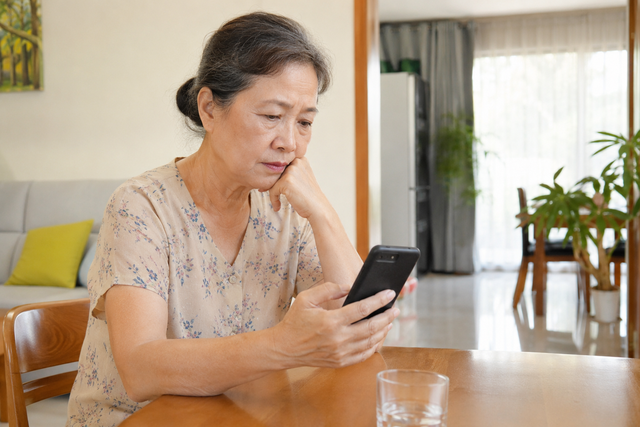 Cả đời hy sinh cho con, tuổi già vẫn đi làm thuê: 1 tin nhắn của con dâu khiến tôi tỉnh mộng - Ảnh 1.