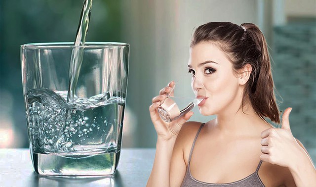 Người phụ nữ 33 tuổi nguy kịch v&igrave; mắc sai lầm n&agrave;y khi uống nước: 3 nguy&ecirc;n tắc uống nước kh&ocirc;ng phải ai cũng biết - Ảnh 2.
