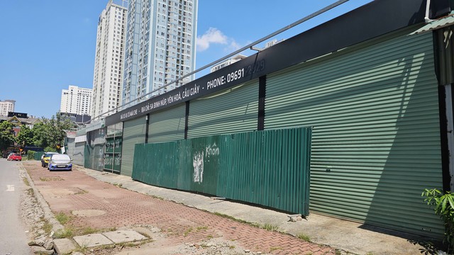 Hà Nội: Sau loạt bài phản ánh, loạt gara ô tô ở Nam Trung Yên đóng cửa, tháo dỡ - Ảnh 3.