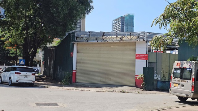 Hà Nội: Sau loạt bài phản ánh, loạt gara ô tô ở Nam Trung Yên đóng cửa, tháo dỡ - Ảnh 1.