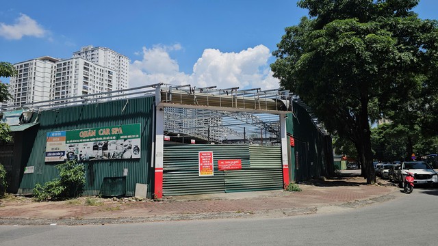 Hà Nội: Sau loạt bài phản ánh, loạt gara ô tô ở Nam Trung Yên đóng cửa, tháo dỡ - Ảnh 2.