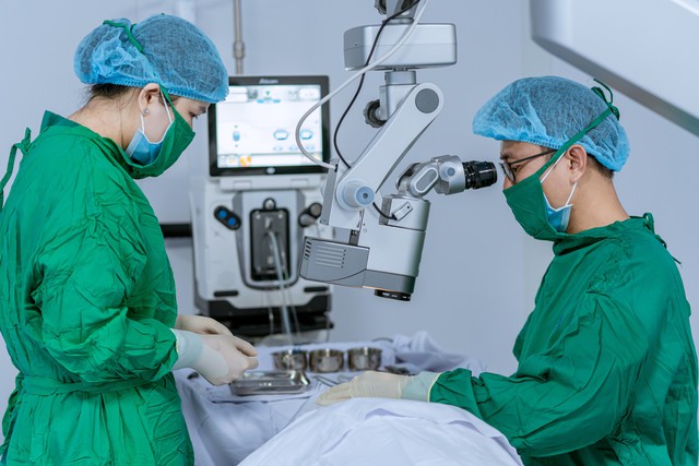 Điều trị thành công ca bong võng mạc bằng phương pháp bơm khí nội nhãn ít xâm lấn - Ảnh 1.