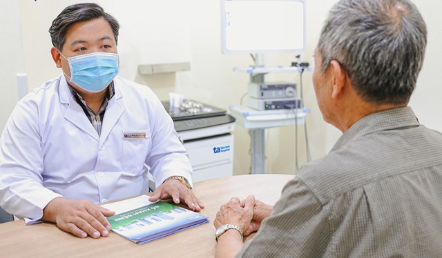 Người đ&agrave;n &ocirc;ng 62 tuổi vi&ecirc;m amidan t&aacute;i ph&aacute;t, đi kh&aacute;m ph&aacute;t hiện ung thư do 'thủ phạm' bất ngờ - Ảnh 1.