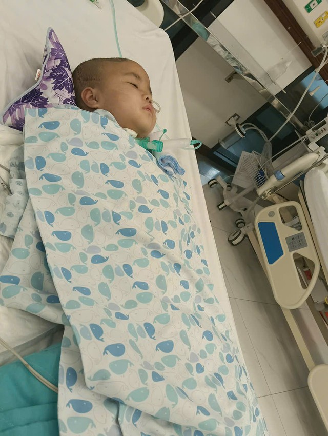 Bé gái 3 tuổi trải qua 6 ca phẫu thuật vì xuất huyết não, phía trước còn ca ghép sọ cần sự trợ giúp - Ảnh 2.