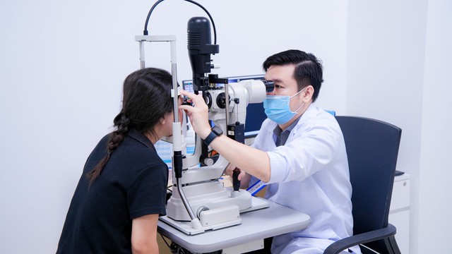 Điều trị thành công ca bong võng mạc bằng phương pháp bơm khí nội nhãn ít xâm lấn - Ảnh 2.