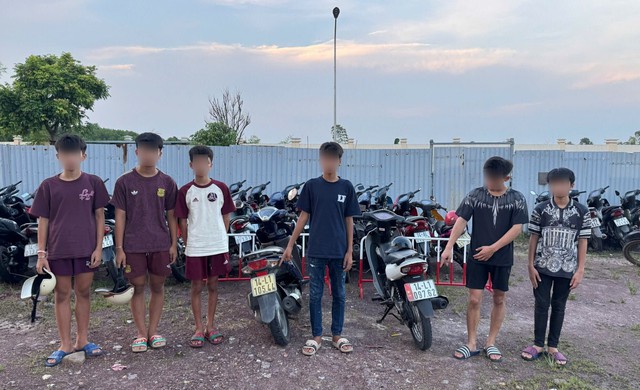 Phạt 27 triệu đồng nh&oacute;m thanh thiếu ni&ecirc;n lạng l&aacute;ch, quệt ch&acirc;n chống xuống đường 'sống ảo' - Ảnh 1.