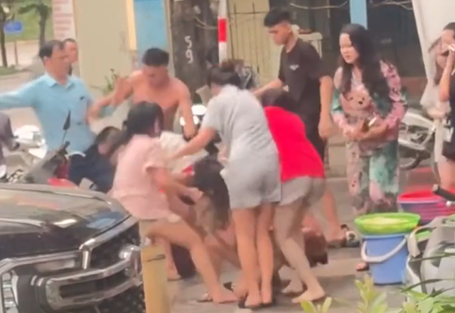 Hà Nội: Nhóm nam nữ 'hỗn chiến' trên vỉa hè phố Bà Triệu - Quang Trung, công an khẩn trương xác minh - Ảnh 1.