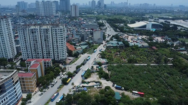Cận cảnh tuyến đường Vũ Quỳnh k&eacute;o d&agrave;i ngổn ngang sau nhiều năm triển khai - Ảnh 1.