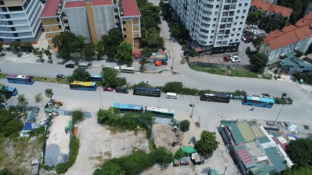 Cận cảnh tuyến đường Vũ Quỳnh k&eacute;o d&agrave;i ngổn ngang sau nhiều năm triển khai - Ảnh 3.