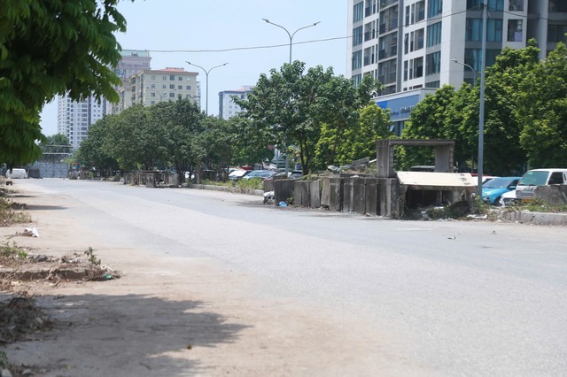 Cận cảnh tuyến đường Vũ Quỳnh k&eacute;o d&agrave;i ngổn ngang sau nhiều năm triển khai - Ảnh 4.