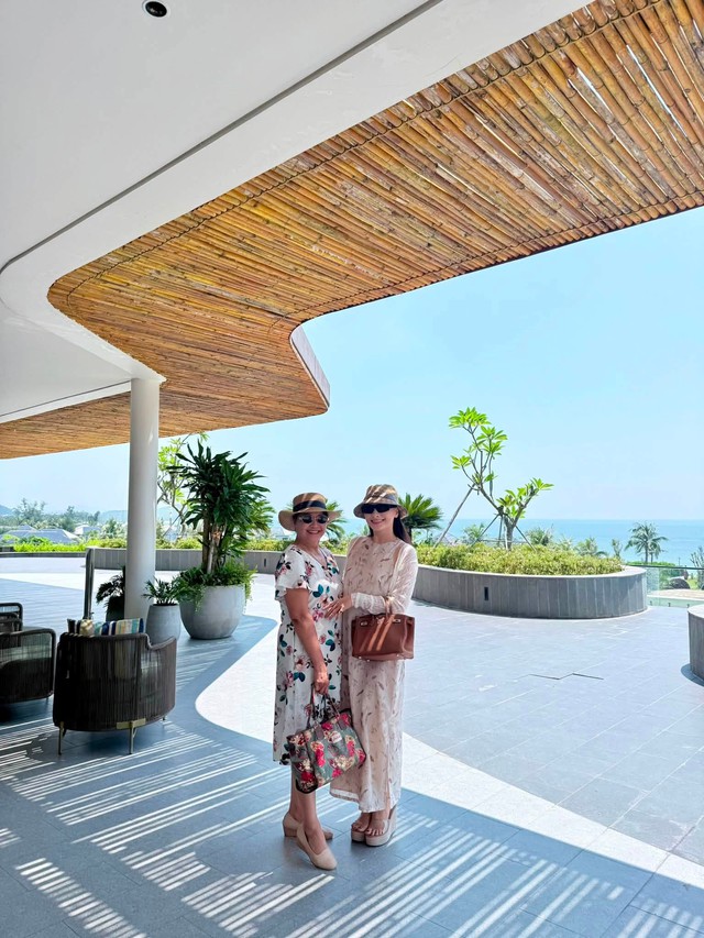 Gia đình Bảo Thanh 'chốt' mùa hè bằng chuyến đi chơi Quan Lạn - Ảnh 2.