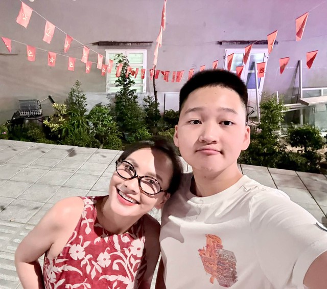 Gia đình Bảo Thanh 'chốt' mùa hè bằng chuyến đi chơi Quan Lạn - Ảnh 3.