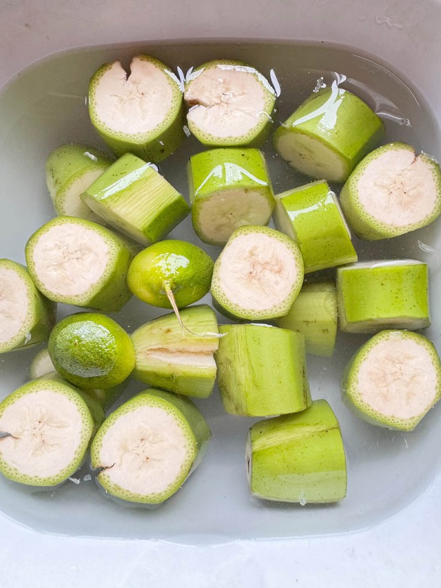 M&oacute;n chuối kho nguy&ecirc;n miếng: Nguy&ecirc;n liệu rẻ , dễ l&agrave;m , hao cơm bất ngờ - Ảnh 3.