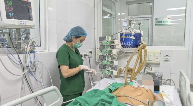 Đắp tỏi lên khớp đau vì gout, người đàn ông 65 tuổi bị hoại tử chân - Ảnh 1.