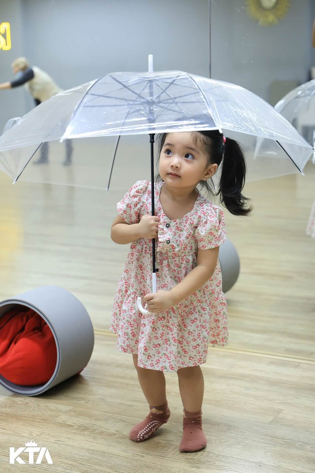 Lisa - con gái út nhà Khánh Thi thể hiện tài năng giống bố mẹ - Ảnh 1.