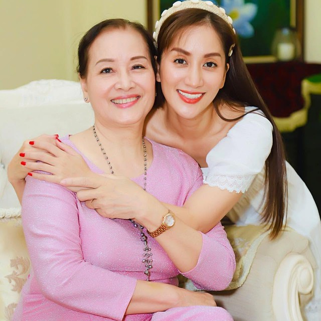 H&igrave;nh ảnh mẹ ruột Kh&aacute;nh Thi l&uacute;c trẻ g&acirc;y ch&uacute; &yacute; - Ảnh 2.
