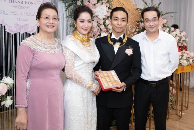 H&igrave;nh ảnh mẹ ruột Kh&aacute;nh Thi l&uacute;c trẻ g&acirc;y ch&uacute; &yacute; - Ảnh 3.