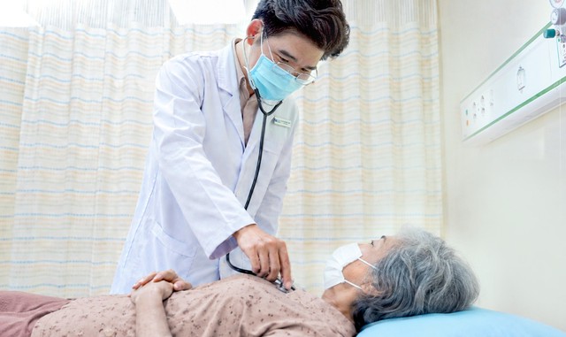 Người phụ nữ 65 tuổi chóng mặt, nôn ói tưởng rối loạn tiền đình, đi khám phát hiện đột quỵ nguy hiểm - Ảnh 1.