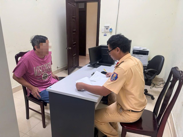 T&agrave;i xế điều khiển xe kh&aacute;ch chạy l&ugrave;i tại đường c&oacute; biển cấm đi ngược chiều - Ảnh 1.