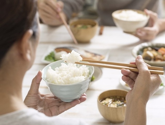 Người bệnh tiểu đường ăn cơm trắng thế n&agrave;o để kiểm so&aacute;t đường huyết? - Ảnh 1.