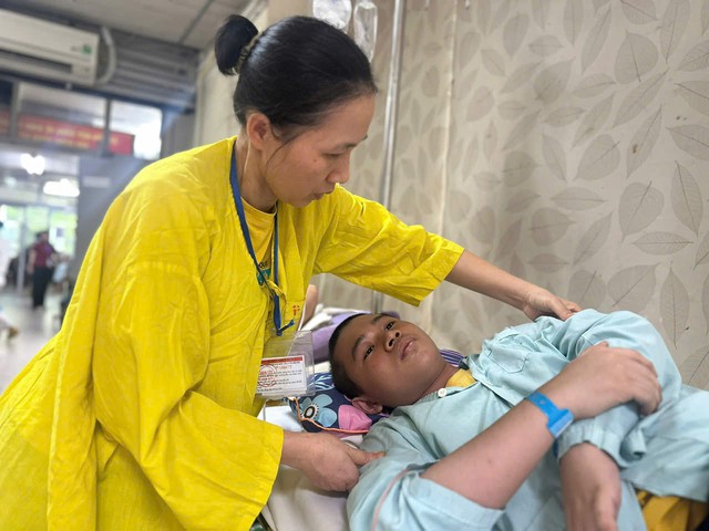 V&ograve;ng tay nh&acirc;n &aacute;i: Cần sự gi&uacute;p đỡ cho gia đ&igrave;nh bệnh nh&acirc;n u n&atilde;o v&agrave; tai biến - Ảnh 2.