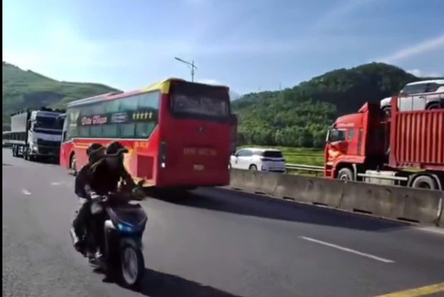 T&agrave;i xế điều khiển xe kh&aacute;ch chạy l&ugrave;i tại đường c&oacute; biển cấm đi ngược chiều - Ảnh 2.