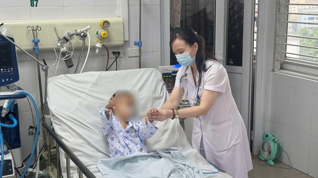 Chỉ sau 2 ngày sốt và đau đầu, bé trai 9 tuổi rơi vào hôn mê - Ảnh 1.