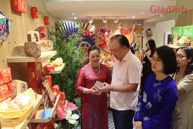 Hà Nội: Mở cửa không gian trưng bày sản vật Hà Nội, khách du lịch được trải nghiệm phong vị Rằm tháng Tám đậm chất Hà thành - Ảnh 1.