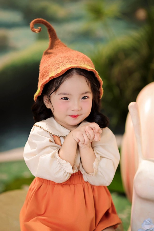 Lisa - con g&aacute;i Kh&aacute;nh Thi: 'Sản phẩm' hay hờn dỗi của gia đ&igrave;nh - Ảnh 4.