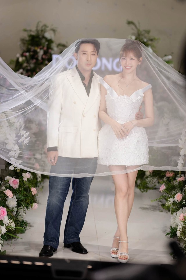Hari Won rạng rỡ b&ecirc;n Trấn Th&agrave;nh, ca sĩ T&ugrave;ng Dương sắp ra mắt sản phẩm &acirc;m nhạc mới - Ảnh 1.