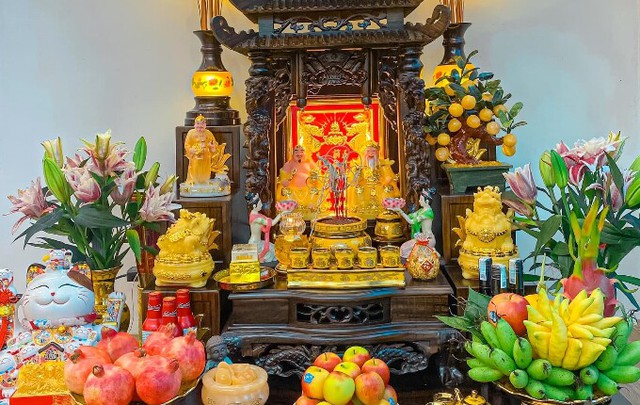 Lý do bàn thờ Thần tài đặt dưới đất và số cây phát tài nên để tháng 7 âm - Ảnh 1.