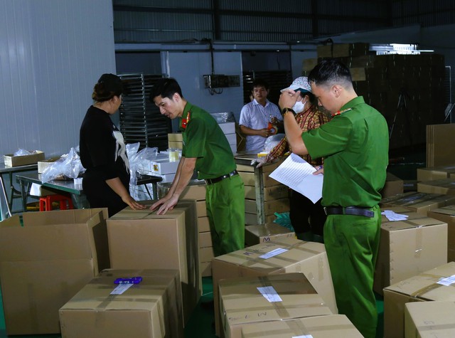 Khởi tố, bắt giam gi&aacute;m đốc sinh năm 1981 v&agrave; đồng phạm sản xuất, bu&ocirc;n b&aacute;n 65 tấn kh&ocirc; b&ograve; giả từ thịt tr&acirc;u - Ảnh 6.