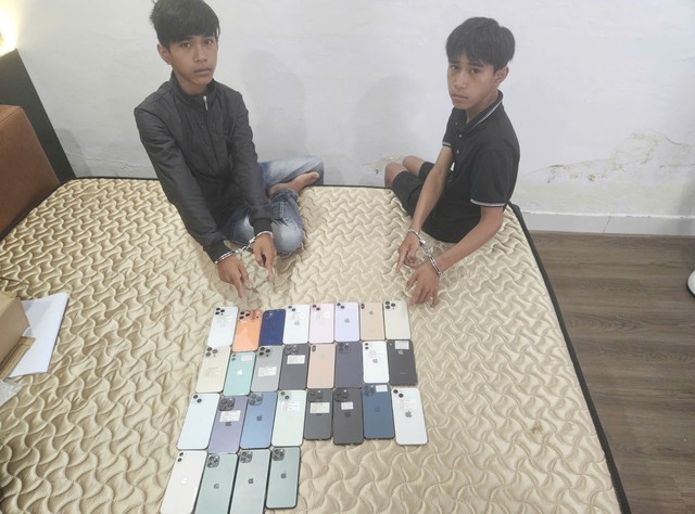 Đà Nẵng: Bắt giữ hai anh em sinh đôi trộm 27 điện thoại iPhone - Ảnh 1.