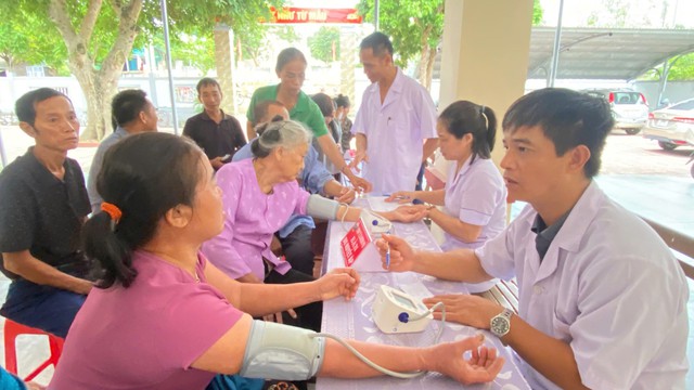 Lan tỏa gi&aacute; trị nh&acirc;n văn từ kh&aacute;m sức khỏe định kỳ, kh&aacute;m s&agrave;ng lọc miễn ph&iacute; cho người d&acirc;n - Ảnh 3.