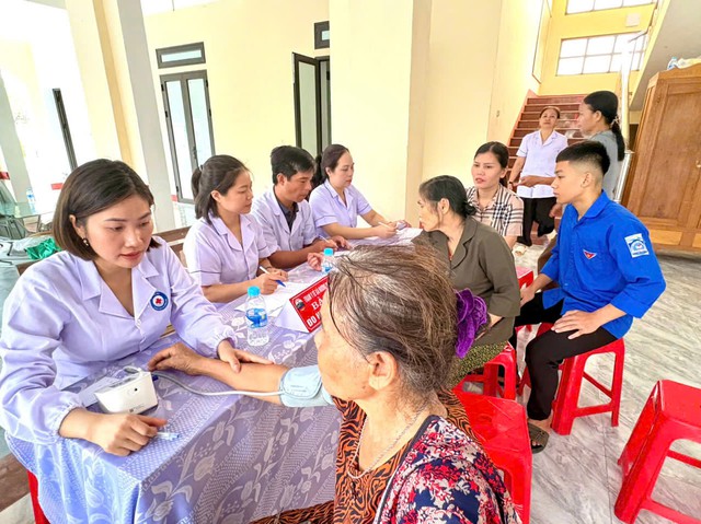 Lan tỏa gi&aacute; trị nh&acirc;n văn từ kh&aacute;m sức khỏe định kỳ, kh&aacute;m s&agrave;ng lọc miễn ph&iacute; cho người d&acirc;n - Ảnh 4.