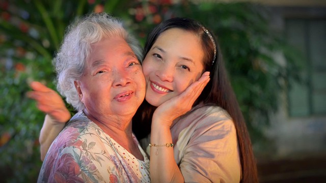 C&aacute;c con của NSƯT L&ecirc; Vi từ Ph&aacute;p về thăm b&agrave; ngoại - Ảnh 1.