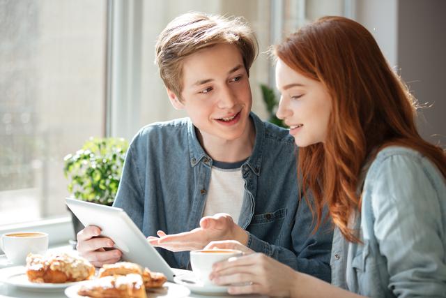 Càng yêu càng mất lý trí: 4 cung hoàng đạo dễ bị người yêu 'dắt mũi' - Ảnh 1.