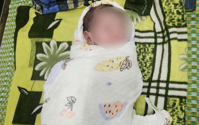 Xót xa bé trai sơ sinh bị bỏ rơi trước cổng trung tâm y tế ở Huế - Ảnh 1.