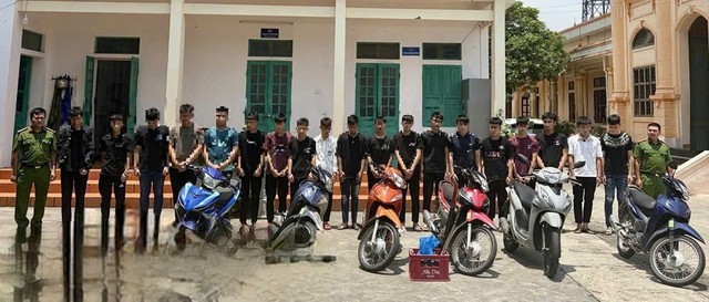 Nhóm thanh, thiếu niên 15-18 tuổi mang hung khí rượt đuổi, chặn xe ở Ninh Bình - Ảnh 1.