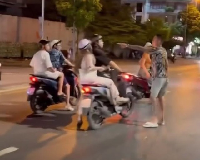 H&agrave; Nội: C&ocirc;ng an điều tra vụ người đ&agrave;n &ocirc;ng xăm trổ h&agrave;nh hung nam thanh ni&ecirc;n - Ảnh 1.