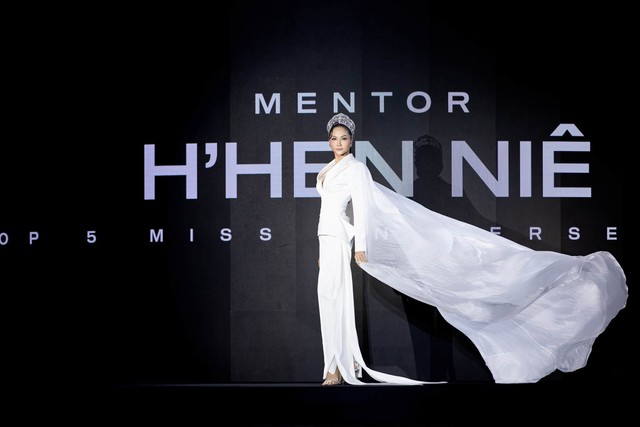 H&rsquo;Hen Ni&ecirc; đội vương miện xuất hiện sau tấm r&egrave;m thổ cẩm, c&acirc;u chuyện đằng sau g&acirc;y ch&uacute; &yacute; - Ảnh 4.