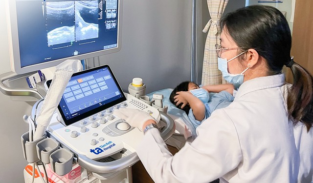 B&eacute; g&aacute;i 7 tuổi đi kh&aacute;m sức khỏe bất ngờ ph&aacute;t hiện dậy th&igrave; sớm - Ảnh 1.