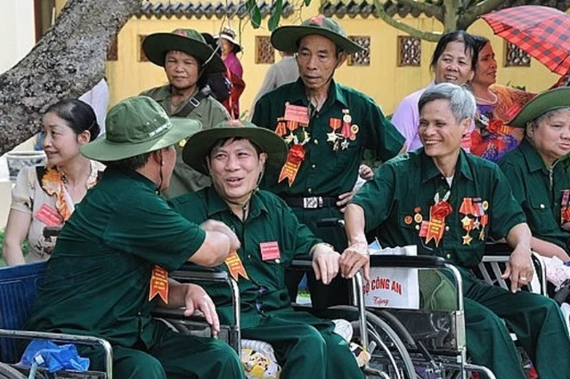 12 nh&oacute;m người n&agrave;y được hưởng ưu đ&atilde;i người c&oacute; c&ocirc;ng với c&aacute;ch mạng, th&acirc;n nh&acirc;n v&agrave; người c&oacute; c&ocirc;ng cần biết để hưởng c&aacute;c quyền lợi - Ảnh 1.