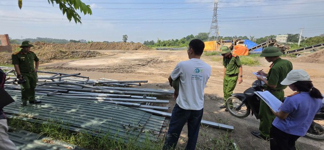 Ph&uacute; Thọ: Ph&aacute;t hiện điểm tập kết, nghiền s&agrave;ng h&agrave;ng ngh&igrave;n m&sup3; chất thải rắn ngo&agrave;i quy hoạch - Ảnh 1.
