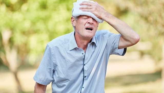 Sau tuổi 60, cơ thể dễ bị sốc nhiệt trong ng&agrave;y nắng n&oacute;ng: 4 dấu hiệu kh&ocirc;ng n&ecirc;n bỏ qua - Ảnh 1.