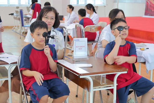 Bệnh viện E khám sàng lọc sức khỏe cho khoảng 6.000 học sinh tại Hà Nội - Ảnh 9.
