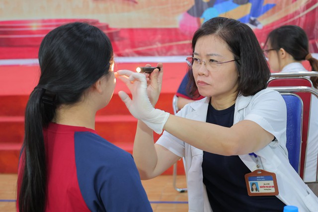 Bệnh viện E khám sàng lọc sức khỏe cho khoảng 6.000 học sinh tại Hà Nội - Ảnh 8.