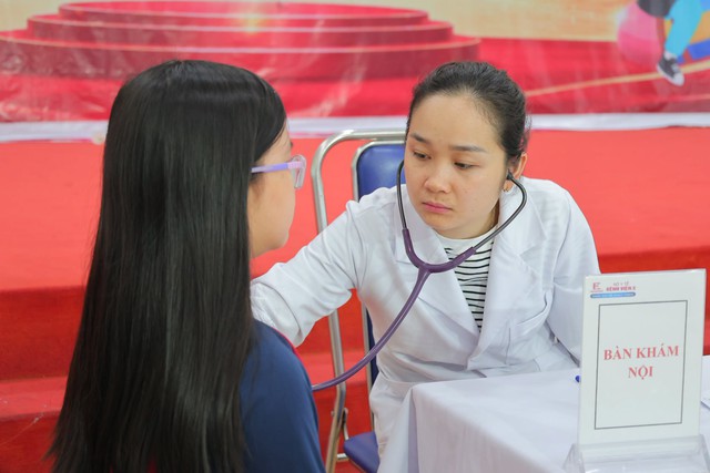 Bệnh viện E khám sàng lọc sức khỏe cho khoảng 6.000 học sinh tại Hà Nội - Ảnh 1.