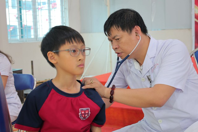 Bệnh viện E khám sàng lọc sức khỏe cho khoảng 6.000 học sinh tại Hà Nội - Ảnh 2.