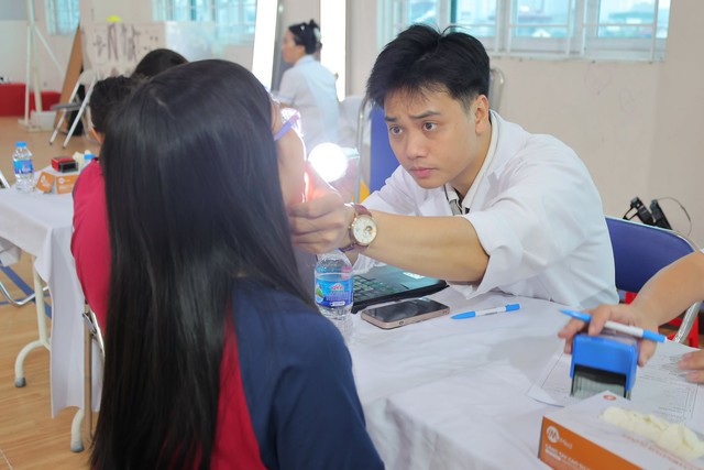 Bệnh viện E khám sàng lọc sức khỏe cho khoảng 6.000 học sinh tại Hà Nội - Ảnh 7.